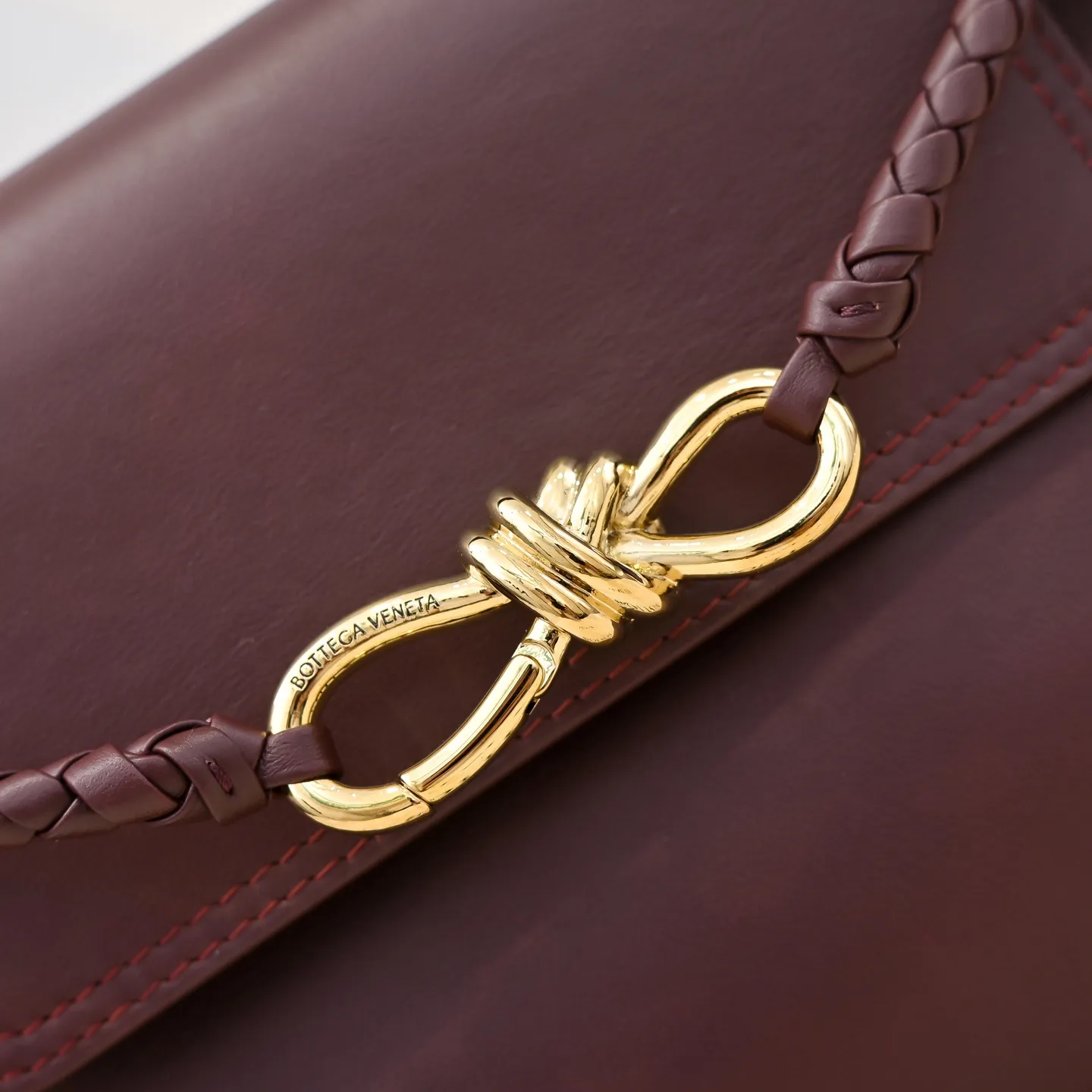 Batch 2060 #Bv New Small Ciao Ciao Handbag Who carried the cute little Ciao Ciao out on the street❣️Made of Dutch Silky Calf calfskin ~ silky to the touch. The leather is thick, and the suede lining is soft and comfortable. The relaxed feeling of stacked smooth leather, the representative woven element shoulder strap, and the perfect embellishment of golden buckles💥The unique bag shape is casual and exquisite, and super practical☄️Carry Ciao Ciao to accompany you in various occasions, and be the most stylish you🎀 Size: 26x19x10.5 Style No. 5835#